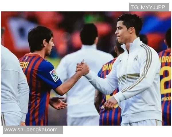 全球足球巨星同框合影展现足坛魅力与友谊的精彩瞬间