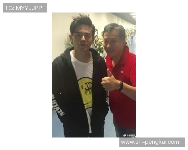 周杰伦与足球明星亲密合影展现运动与音乐的完美结合 周杰伦与足球明星亲密合影展现运动与音乐的完美结合